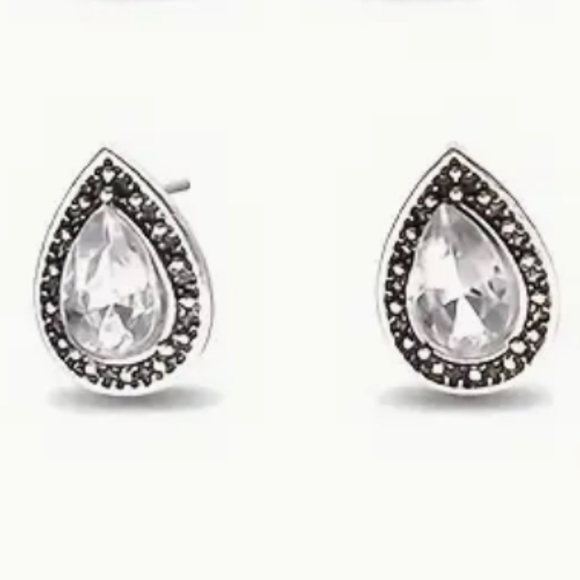 🌹 FREE w/purchase  Silver Teardrop Earrings studs - Picture 1 of 13